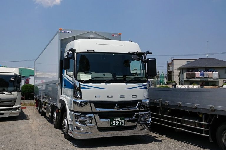 大型トラックの画像